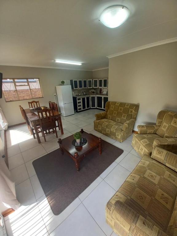 ein Wohnzimmer mit einem Sofa und einem Tisch in der Unterkunft hello honey in Kimberley