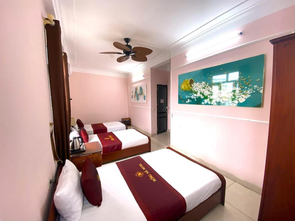 Thach LoiにあるHong Ha Airport Hotelのベッドルーム1室(ベッド2台、シーリングファン付)
