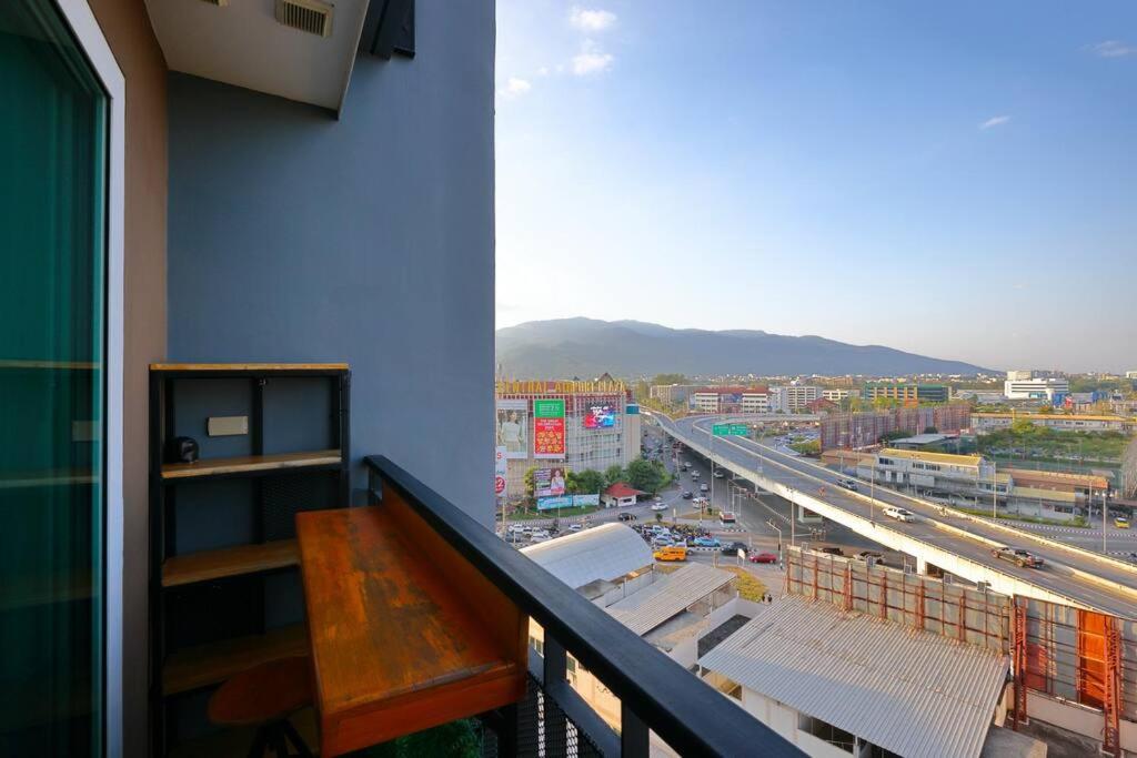 balcón con vistas a la ciudad y a la autopista en Charming City and Mountain view Condo en Chiang Mai