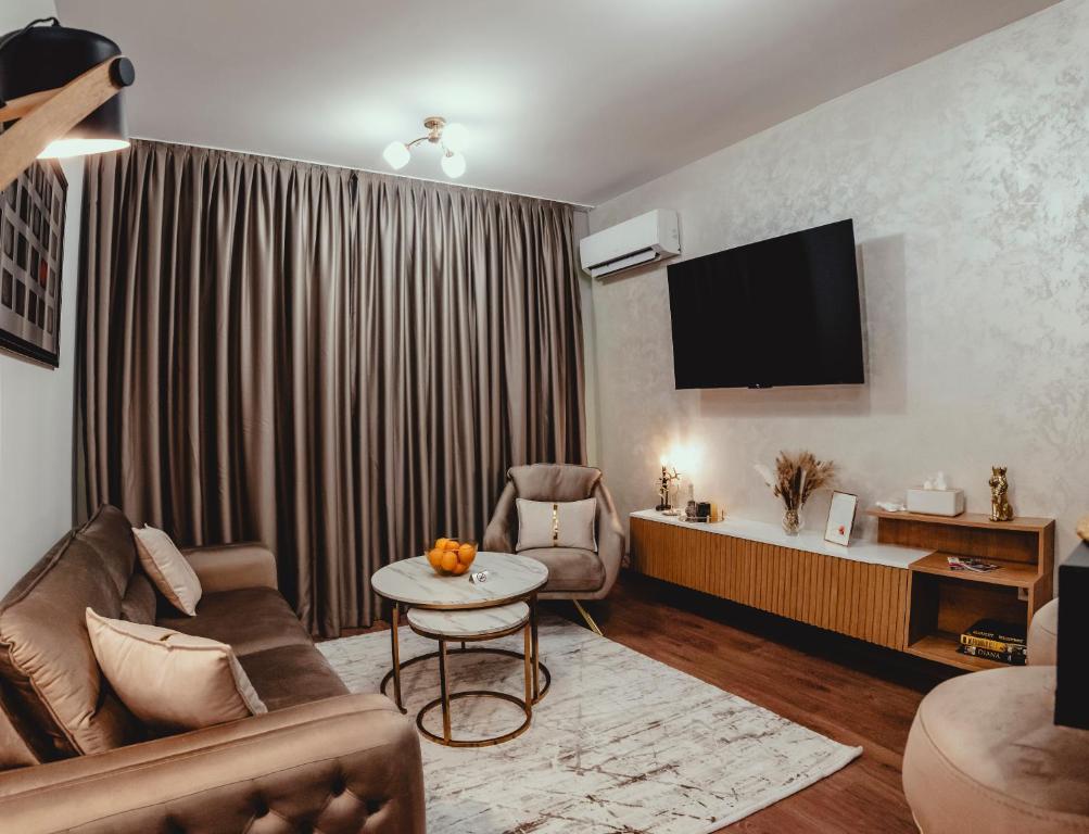 salon z kanapą i telewizorem w obiekcie Elegant Living Apartment 2 w mieście Sofia