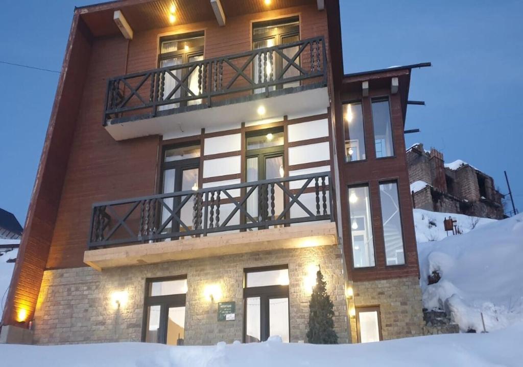 un edificio de apartamentos con balcón en la nieve en Mountain Dream House, en Gudauri