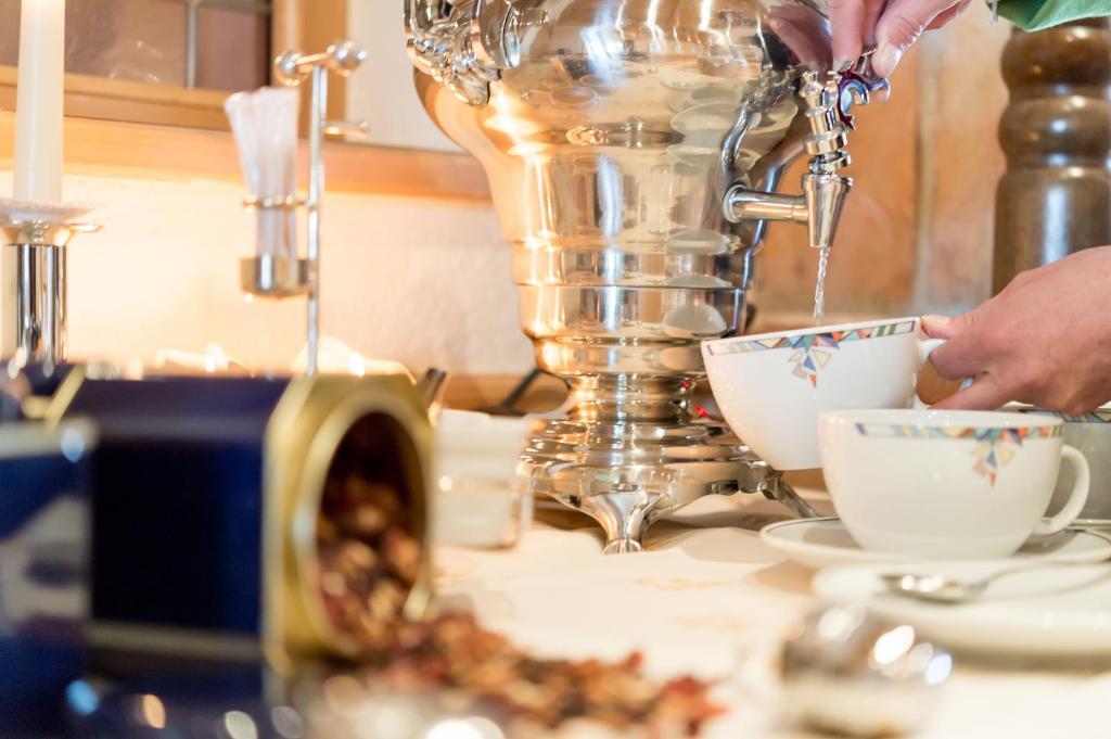 Příslušenství pro přípravu čaje a kávy v ubytování Hotel Jagdhof Bed & Breakfast
