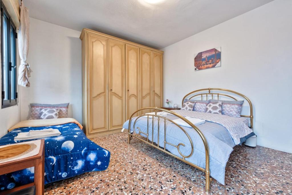 um quarto com uma cama e um armário de madeira em Easy Old City Apt Venice em Marghera