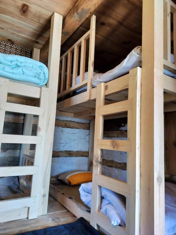 Palanda nebo palandy na pokoji v ubytování Nomind Vibe, Lapas Village ,Parvati Valley