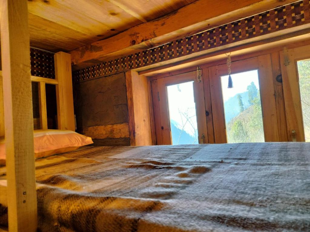Postel nebo postele na pokoji v ubytování Nomind Vibe, Lapas Village ,Parvati Valley