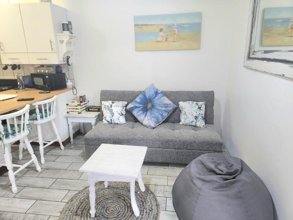 een woonkamer met een bank en een tafel bij Sea Scapes Holiday Apartment in Margate