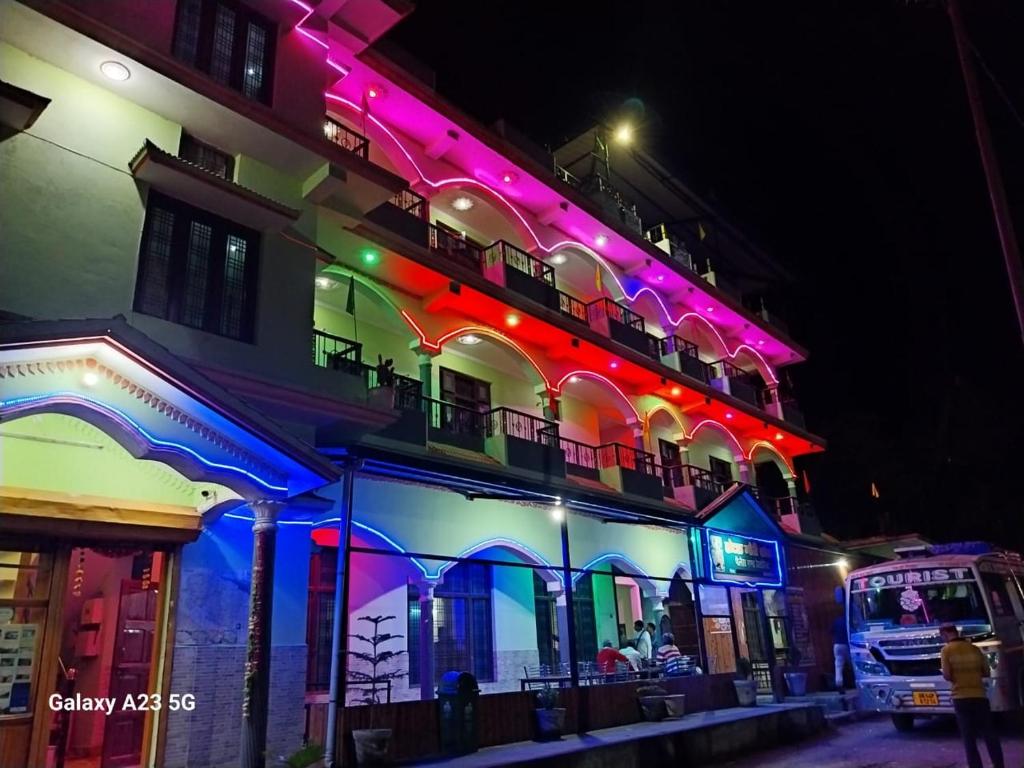 un edificio con luci colorate sopra la notte di Hotel Gauri Shankar Palace Murari a Barkot
