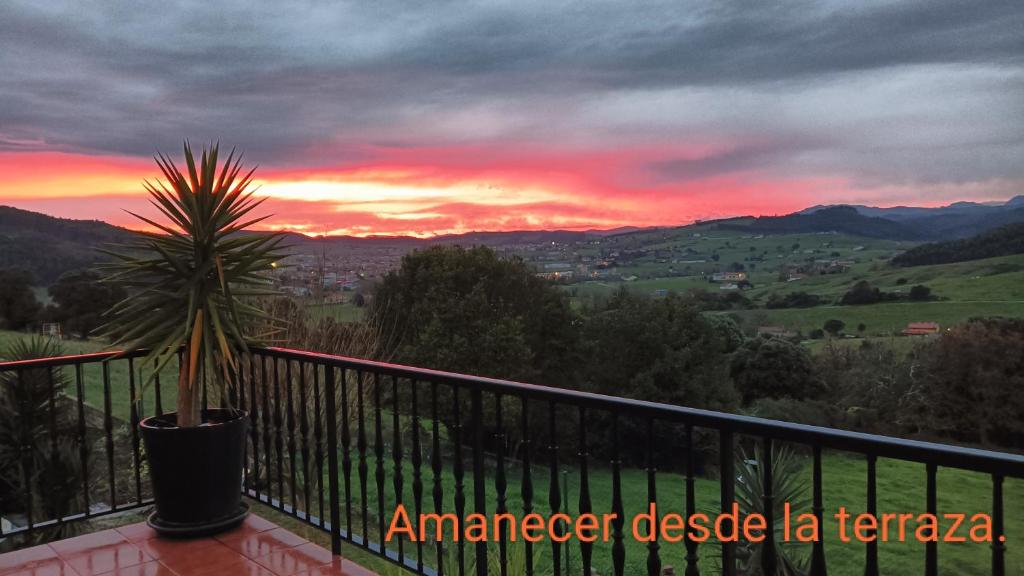 una maceta en un balcón con puesta de sol en Gaia, en Bareyo