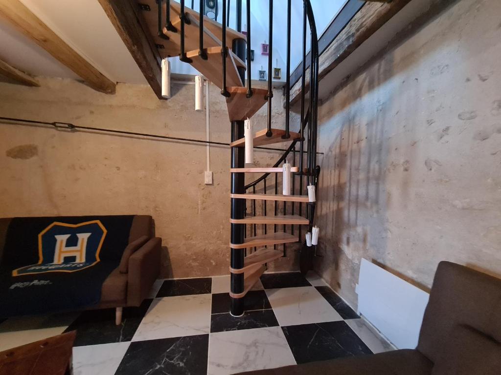 Posedenie v ubytovaní Gîte enchanteur avec déco sorciers, piscine, proche forêt et chemins de randonnée, idéal pour familles - FR-1-591-383