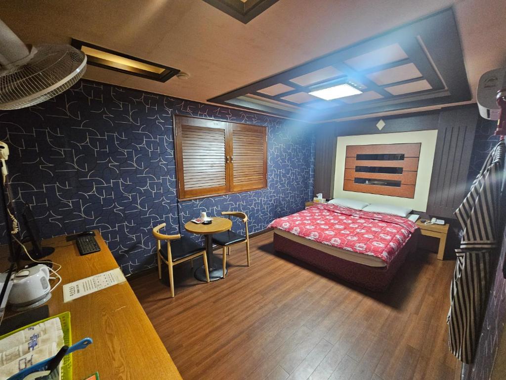 Postel nebo postele na pokoji v ubytování Blue Motel