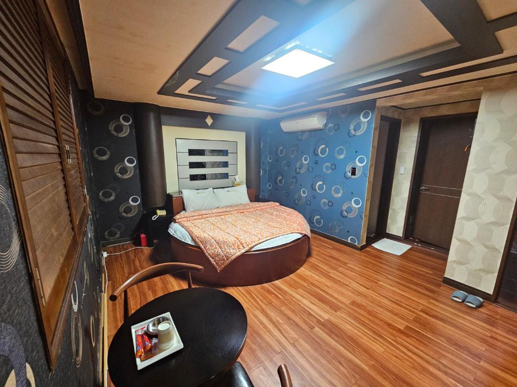 Postel nebo postele na pokoji v ubytování Blue Motel