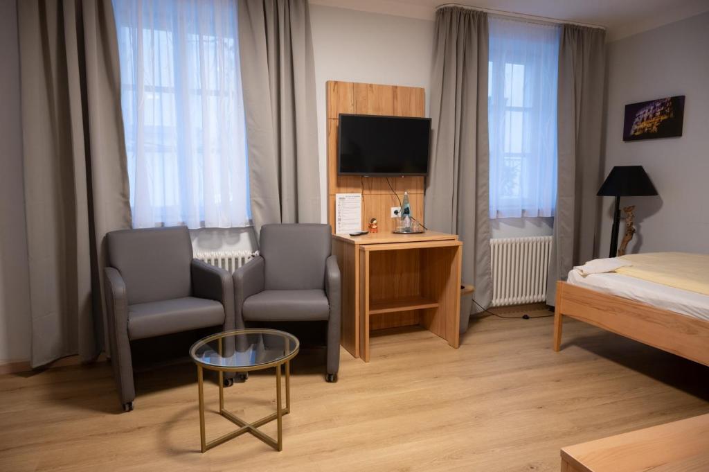 TV a/nebo společenská místnost v ubytování Hotel & Café Ritter von Böhl