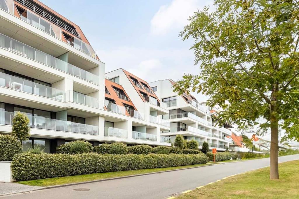 een lege straat voor een appartementencomplex bij Ruim en modern appartement ideaal gelegen tussen zee en jachthaven in Nieuwpoort