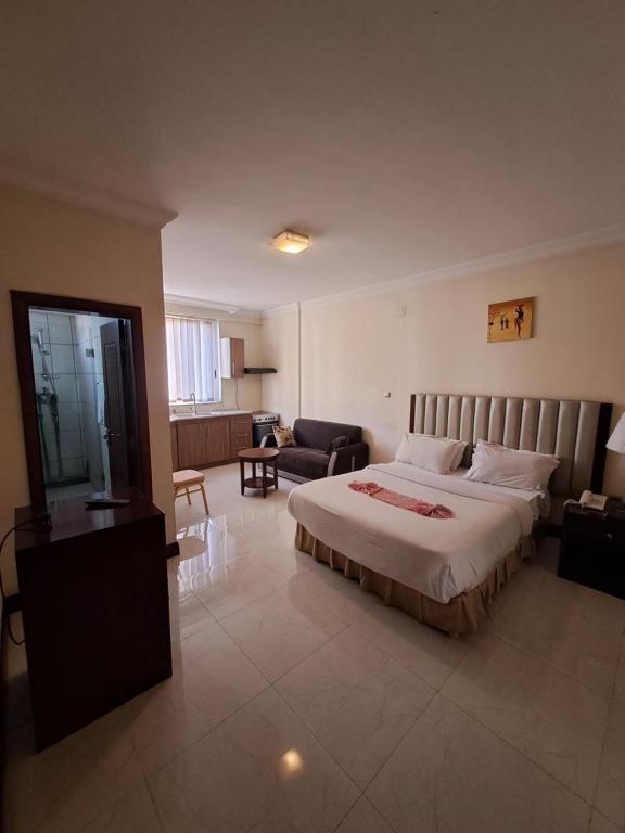 Tempat tidur dalam kamar di Park Lane Addis Hotel