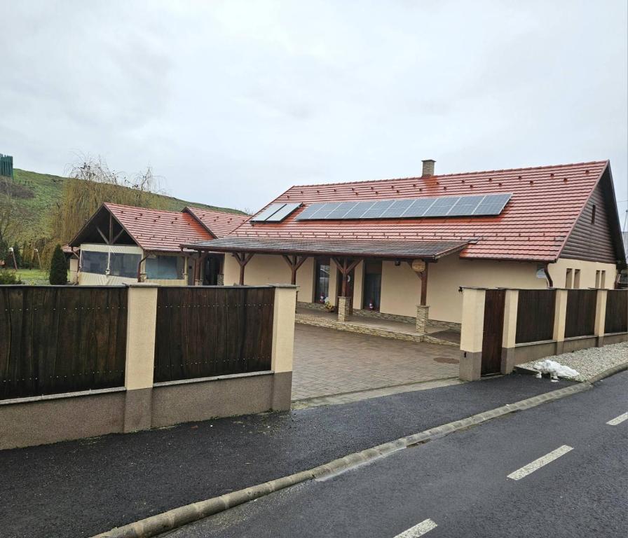 une maison dotée d'un toit avec des panneaux solaires dans l'établissement Ildikó Vendégház Szabolcs, à Szabolcs