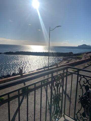 einen Balkon mit Meerblick und einem Zaun in der Unterkunft MARE DI NAPOLI in Pozzuoli