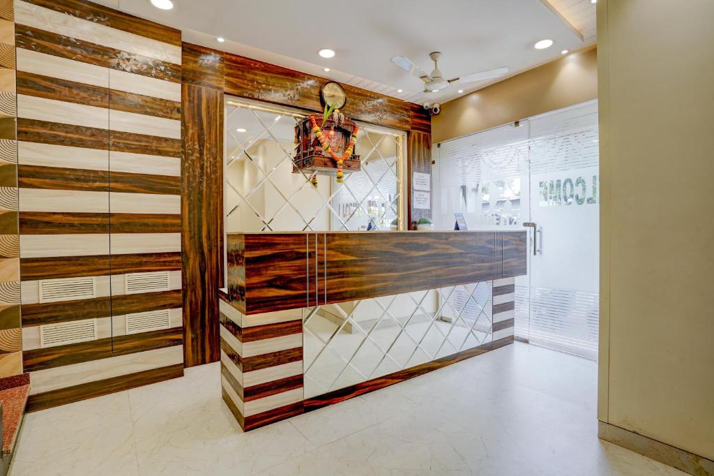 Habitación con pared de madera y cristal. en Kiwi International,Hotel,Mumbai en Bombay