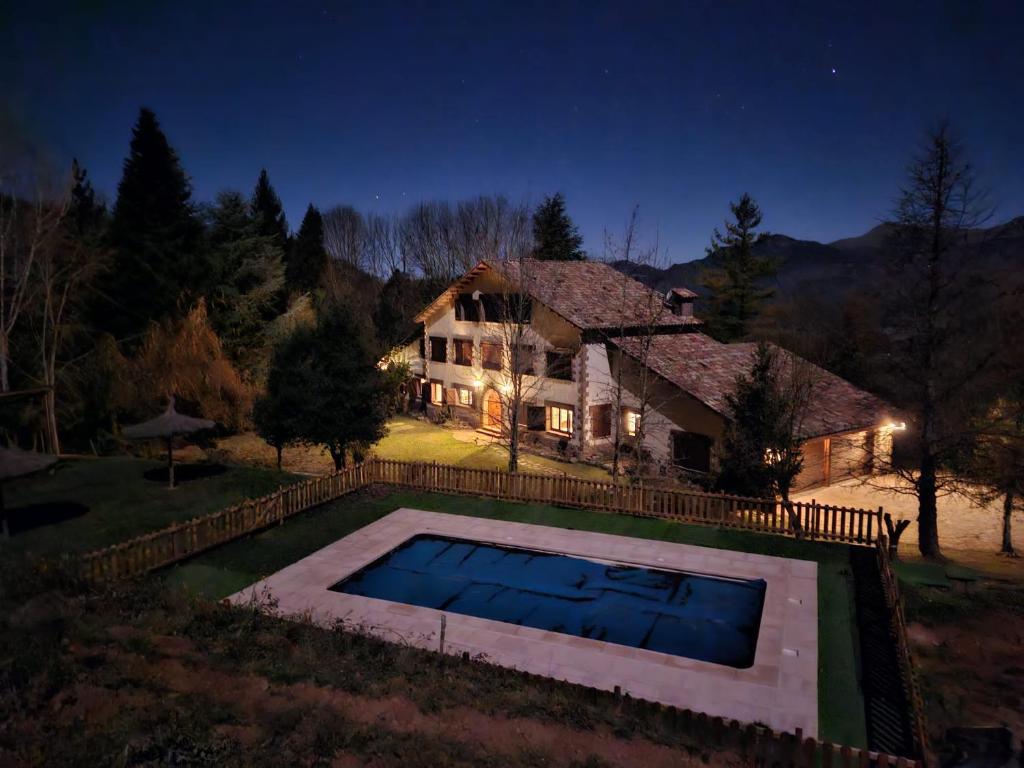 una vista aérea de una casa con piscina en Can Blau, en Vallfogona de Ripollès