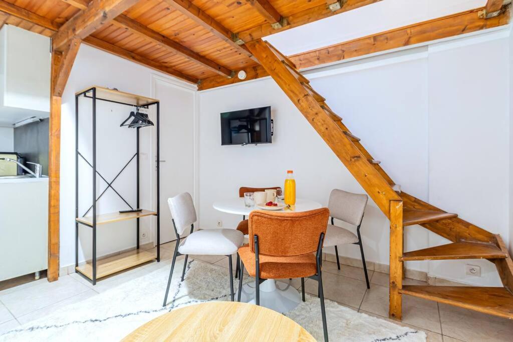 a dining room with a table and chairs at Appartement Avenue Philippe Auguste in Paris