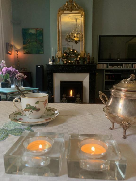 - une table avec deux bougies, une tasse de thé et une bouilloire dans l'établissement Bartissol et Maillol, à Perpignan