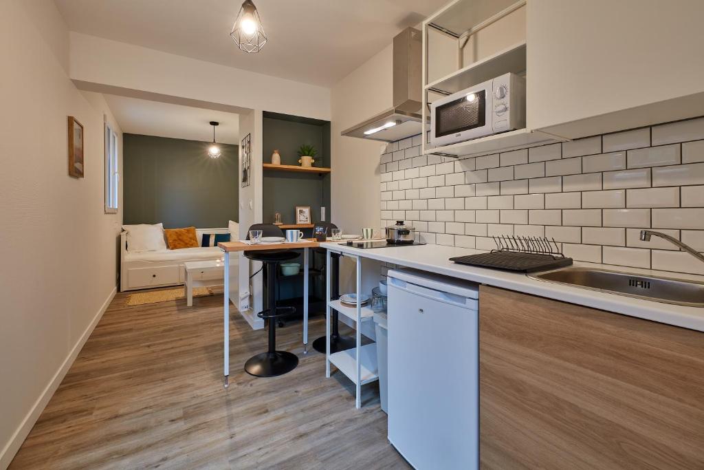 a kitchen with a sink and a counter top at Le Jayan - Charmant studio à Agen in Agen