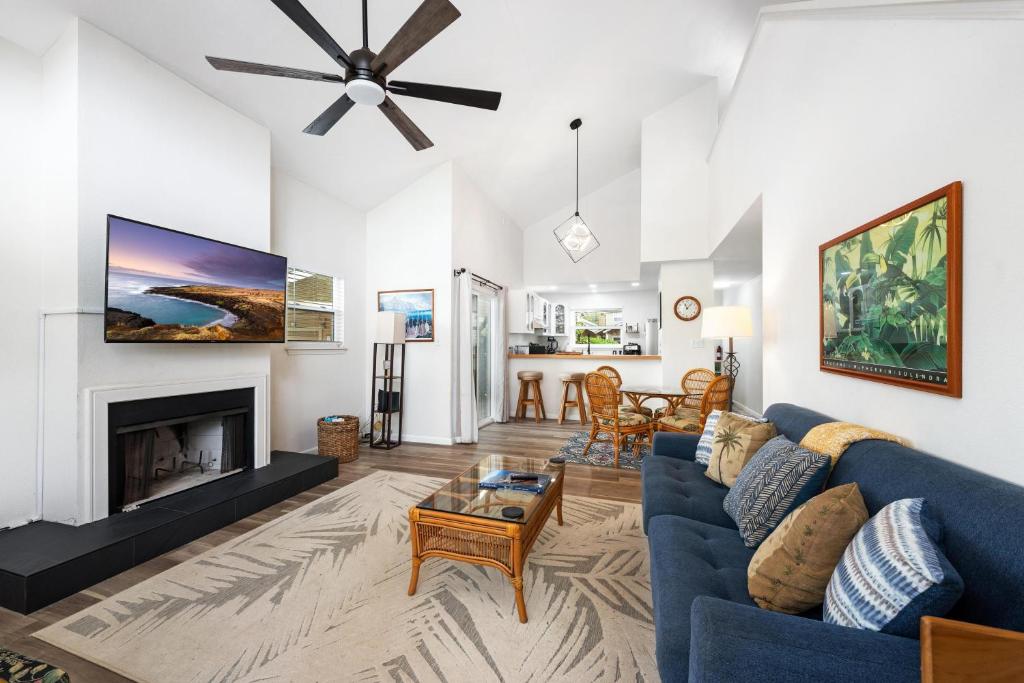 唯客樂渡假村的住宿－Big Island Waikoloa Hills 1304 condo，客厅设有蓝色的沙发和壁炉