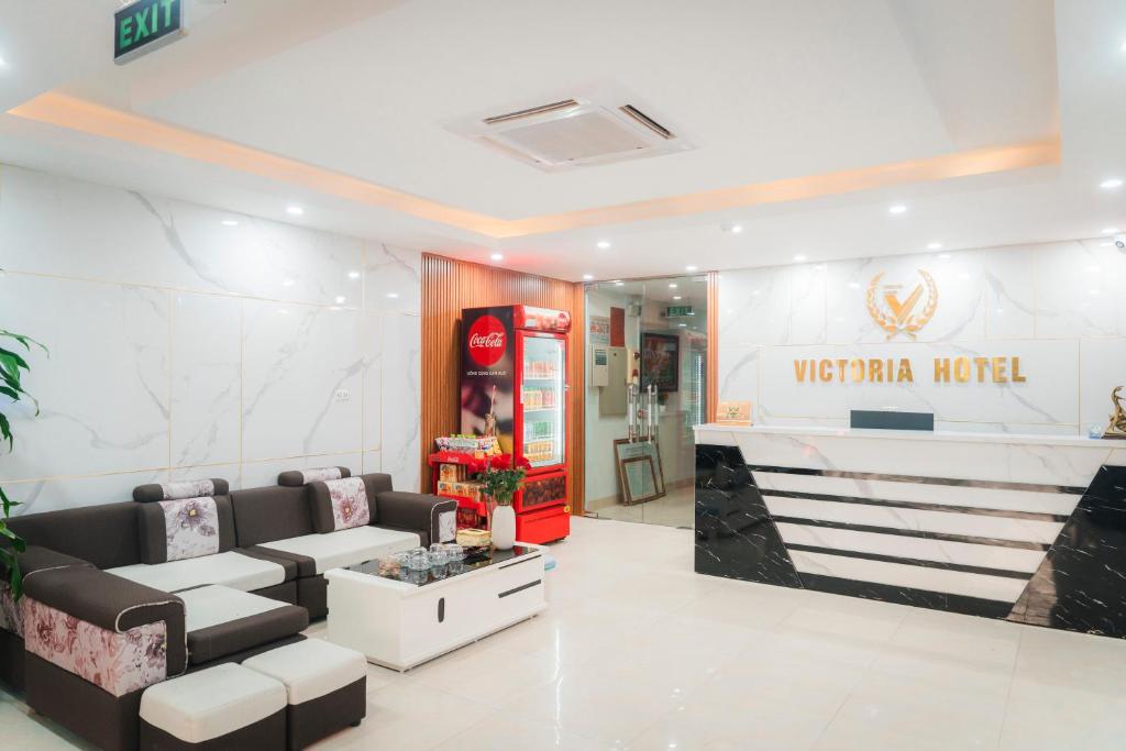 um lobby de um hotel versátil com um sofá e uma loja em Victoria Hotel Me Tri em Hanói