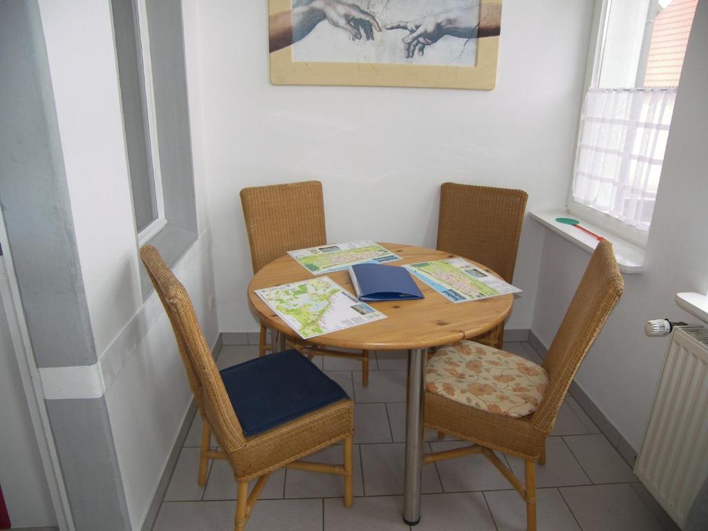 mały stolik z krzesłami i książką na nim w obiekcie Villa Mutabor w mieście Ahlbeck