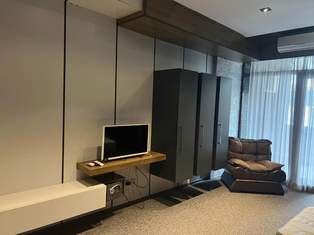 TV a/nebo společenská místnost v ubytování KENT hotel & Restaurant KENT beach