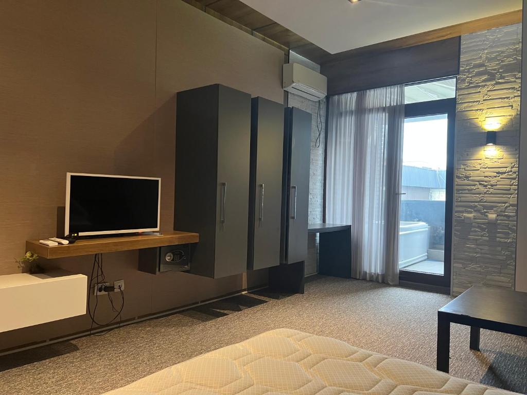 TV a/nebo společenská místnost v ubytování KENT hotel & Restaurant KENT beach