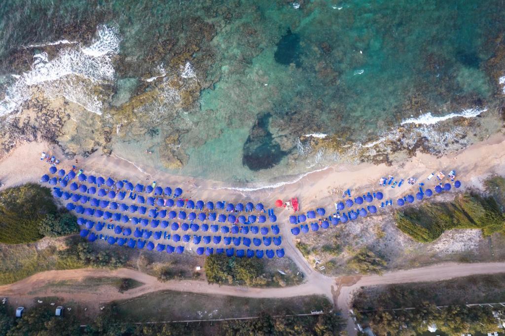 una vista aerea sulla spiaggia e sull'oceano di Meditur Puglia by Itafirst Hotels a Specchiolla