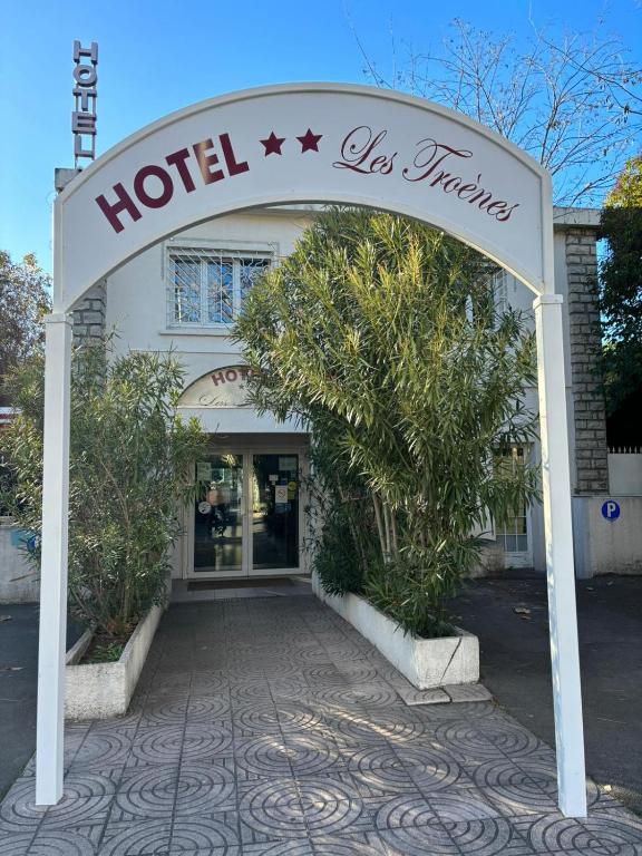 un panneau d'hôtel devant un bâtiment dans l'établissement Hotel les Troenes, à Montpellier