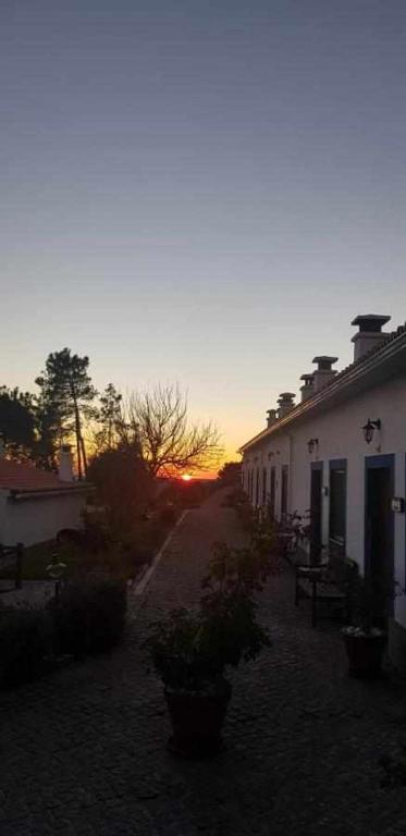 Východ nebo západ slunce při pohledu z farmy nebo okolí