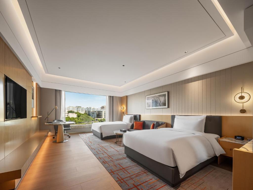 Postel nebo postele na pokoji v ubytování Wyndham Grand Zhaoqing Downtown