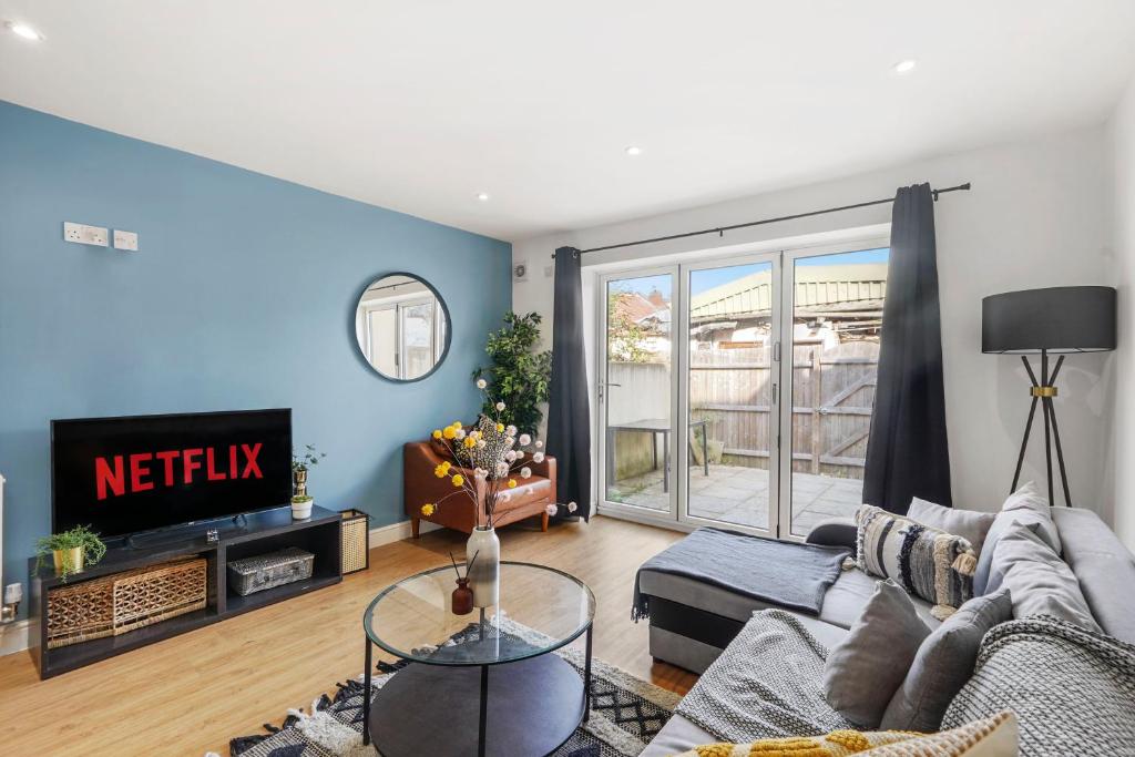 A seating area at Modern Bristol Abode - Parking and Garden