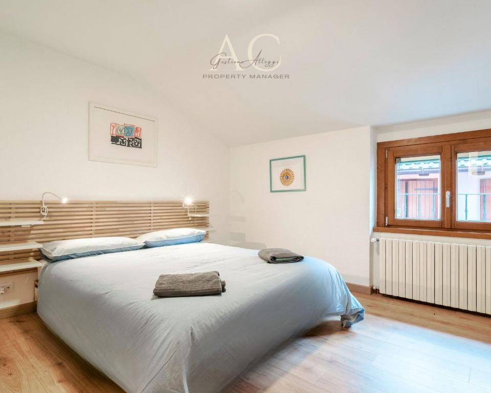 A bed or beds in a room at Square Apartment
