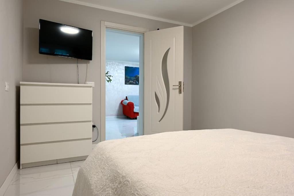 een slaapkamer met een bed en een flatscreen-tv bij Piazzola holiday home * * * * * 