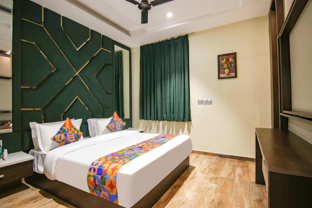 ein Schlafzimmer mit einem großen Bett in einem Zimmer in der Unterkunft FabHotel Prime K9 Crown in Ludhiana