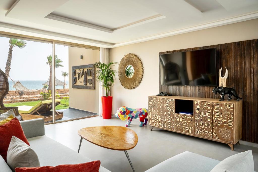 Una televisión o centro de entretenimiento en Bavaro Beach Dakhla
