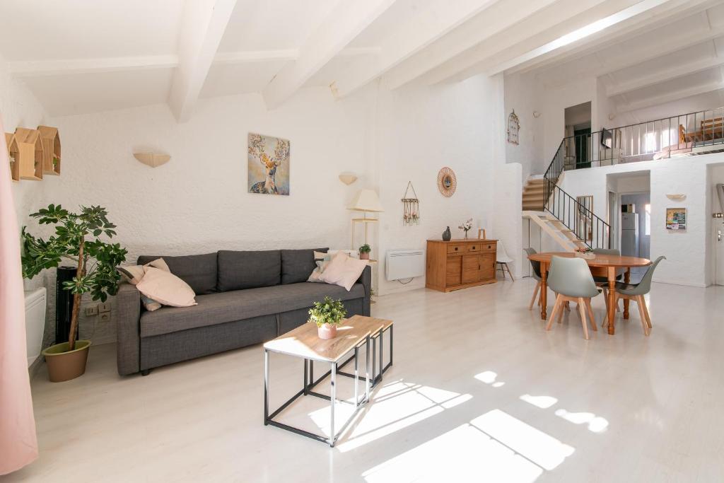 a living room with a couch and a table at Le Verdon - Superbe appt vue montagne in Riez