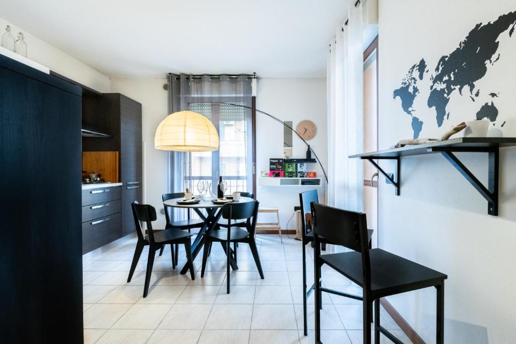 a kitchen and dining room with a table and chairs at Relax e Comfort in Zona Strategica per Visitare Pisa e Toscana in Pisa