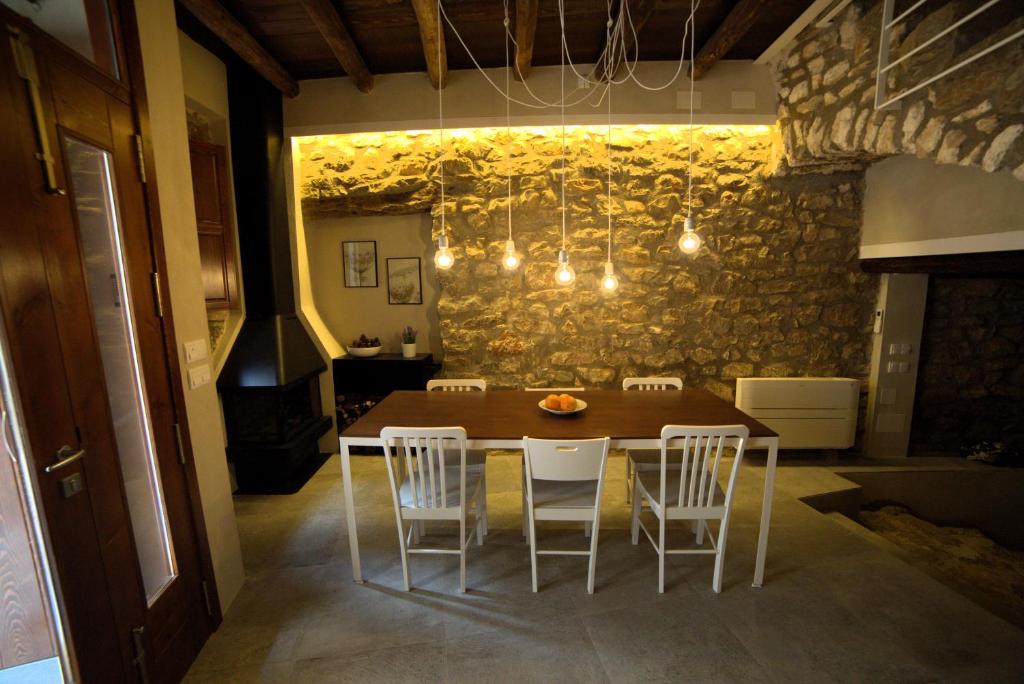 een eetkamer met een tafel en witte stoelen bij Cal Matiner Casa Rural *** in Salsadella