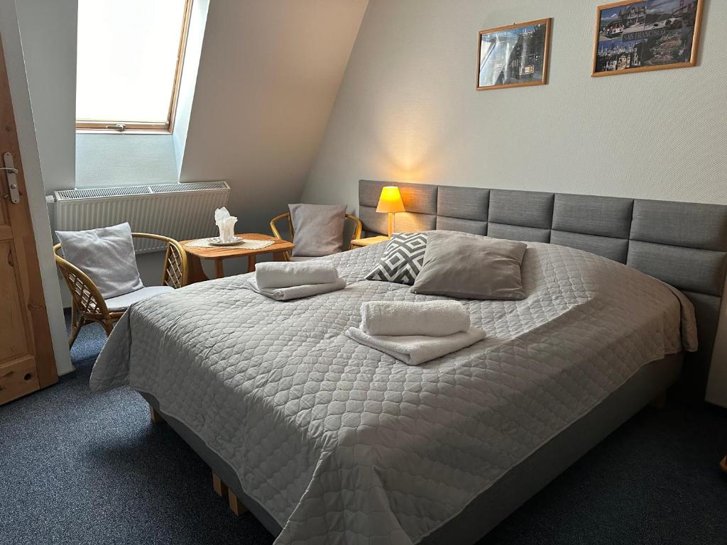 sypialnia z łóżkiem z 2 poduszkami w obiekcie Apartamenty Matuska w Poroninie