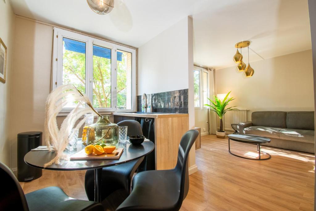 a living room with a table and chairs at Suite Madison in Villeurbanne
