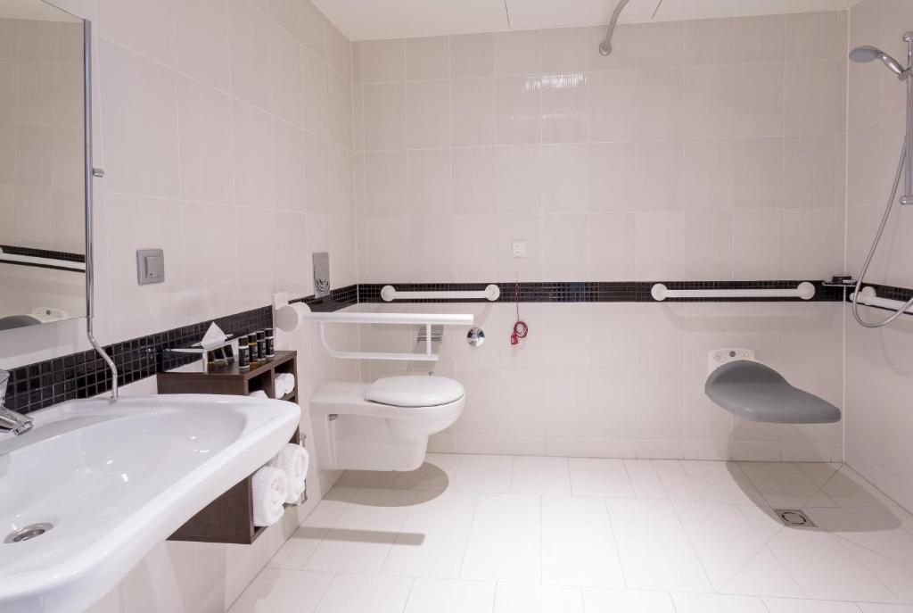 Hampton by Hilton Warsaw City Centre - Queen Room - Mobility Access