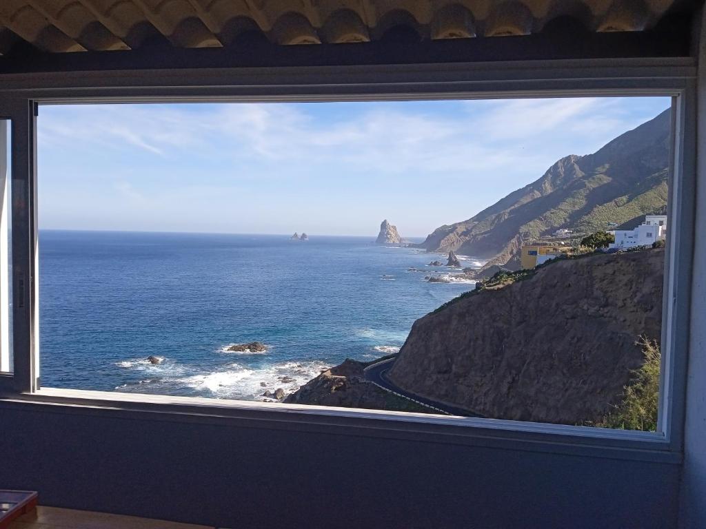 a view of the ocean from a window at Casa lucas in Almáciga