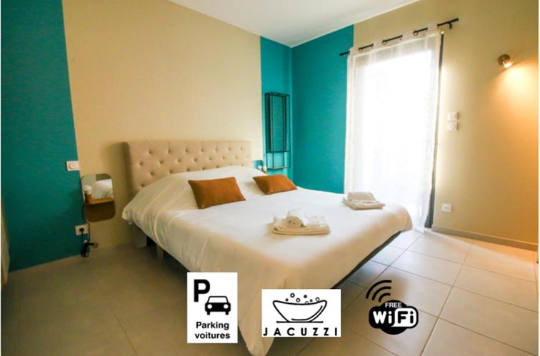 1 dormitorio con 1 cama grande y paredes azules en Vita, Jacuzzi Partagé & Parking avec Borne de Recharge Voiture Electrique en Sarlat-la-Canéda