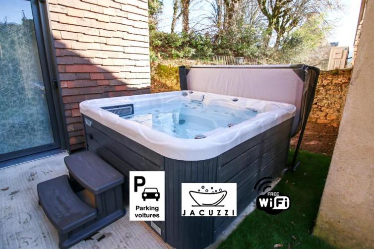 un bain à remous installé à l&#39;extérieur d&#39;une maison dans l&#39;établissement Bella, Jacuzzi Partagé &amp; Parking avec Borne de Recharge Voiture Electrique, à Sarlat-la-Canéda