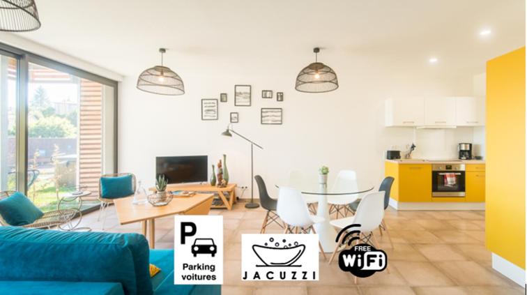 ein Wohnzimmer mit einem blauen Sofa und einem Tisch in der Unterkunft Les Bulles avec Jacuzzi Privatif & Parking privé in Sarlat-la-Canéda