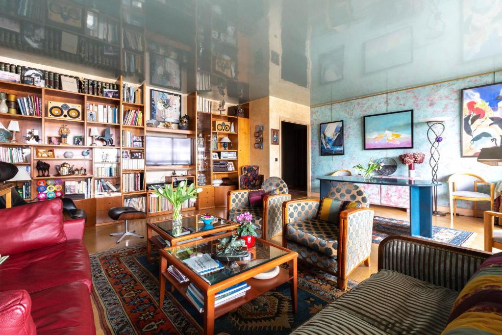 un salon avec un canapé et une table dans l'établissement Veeve - The Salon in the Sky, à Paris